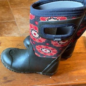 Kids size 11 Bogs